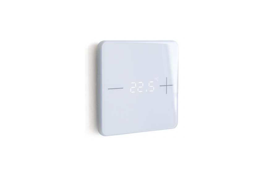 Controme Raumcontroller PRO an der Wand des Gästezimmers